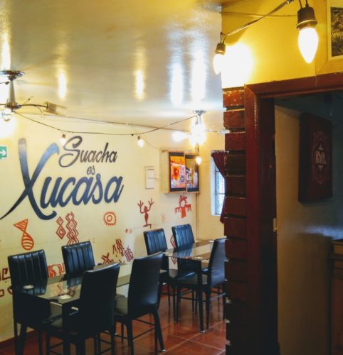 La sala principal de Xucasa está decorada con pictogramas característicos de Soacha.