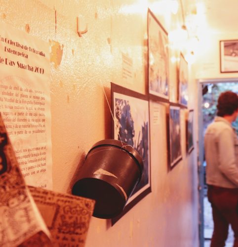 En la galería hay constantes muestras fotográficas.