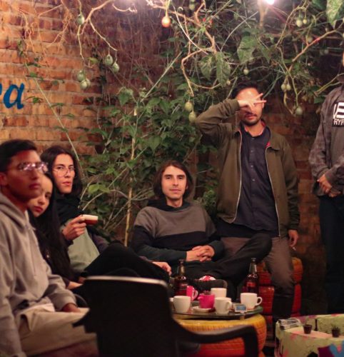 Jorge invita a todos los habitantes a hacer de este espacio xu-casa, a habitarla y cuidarla, a hacer que el arte y la cultura se expandan y fortalezcan: “Pásese, tómese un tinto o una ‘pola’, haga el gastico”.