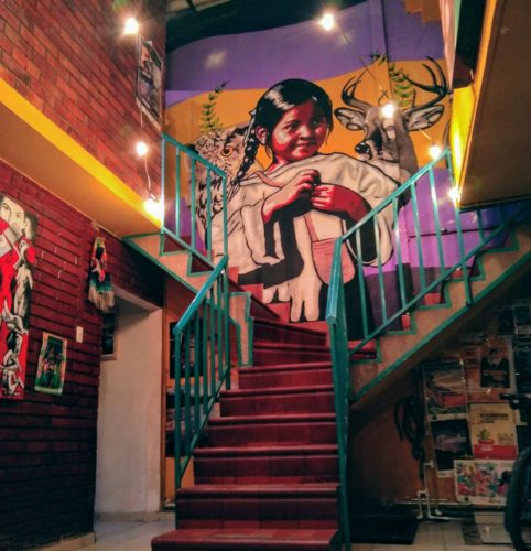 Las escaleras conectan con tres espacios diferentes: la biblioteca, una antigua sala de tatuadores y el salón de eventos.