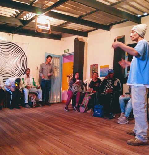 Reunión de artistas de Hip Hop (uno de los “parches” frecuentes en Xucasa) que trabajan en colaboración con el lugar.