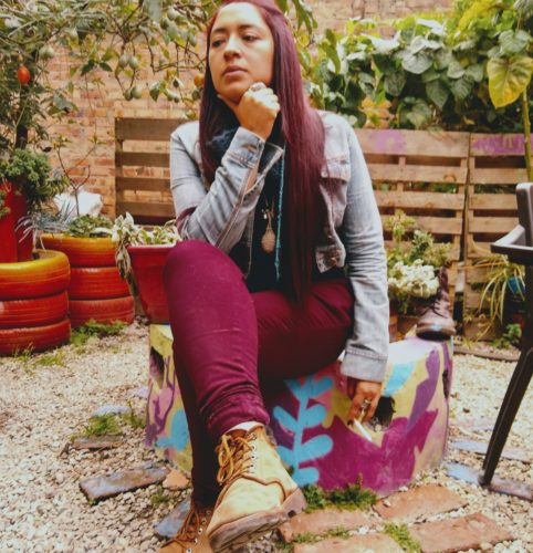 Laura Israel, profesora de literatura, encontró en Xucasa el espacio ideal para promover el arte entre sus estudiantes. Es común verla atendiendo, cuidando el lugar o simplemente compartiendo con diversas personas en el patio.