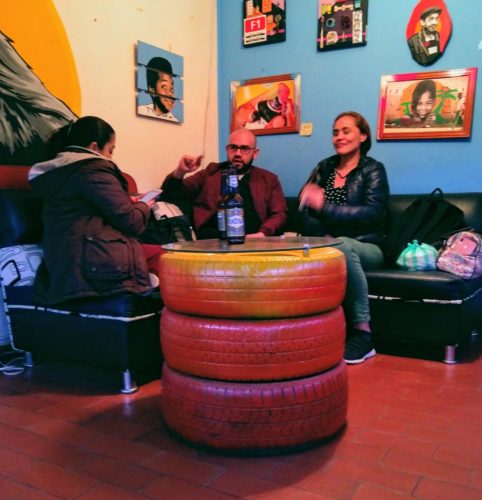 Xucasa es un lugar acogedor por sus cómodos muebles, sus pintorescos cuadros y su animada decoración.