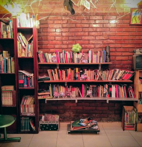 Usted puede ir a Xucasa, tomar un libro y leerse una “pola” relajado. Xucasa promueve el hábito de la lectura en un ambiente de café y cerveza.