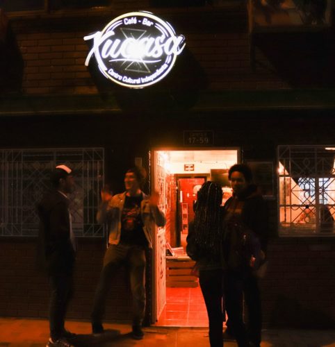 Jorge habla con los visitantes del Centro Cultural Independiente Xucasa.